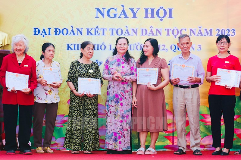 Nhân dân Khu phố 1, Phường 12, Quận 3 đoàn kết, phát
                        triển kinh tế, tích cực giúp nhau giảm nghèo