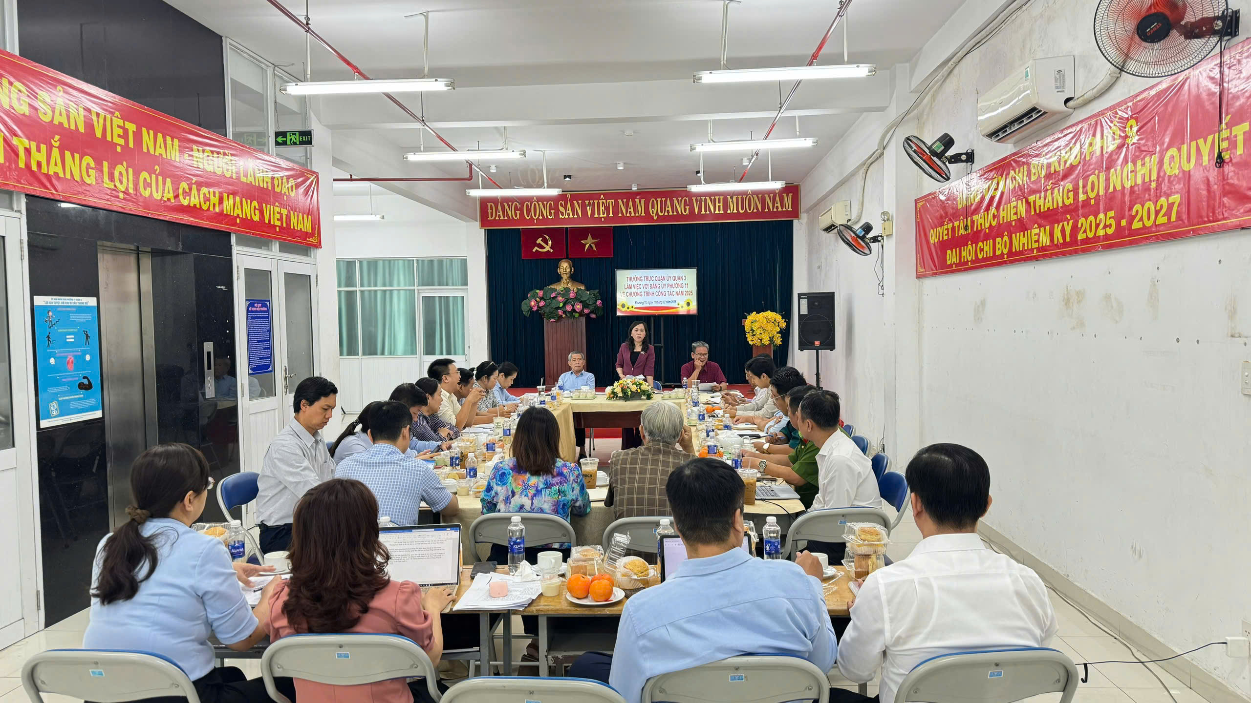 Thường trực Quận ủy làm việc với Ban chấp hành Đảng bộ Phường 11 về phương hướng nhiệm vụ trọng tâm năm 2025