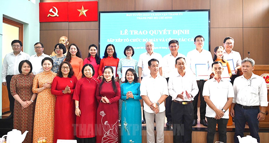 Ban Tuyên giáo và Dân vận Thành ủy TPHCM trao quyết định sắp xếp tổ chức bộ máy và công tác cán bộ