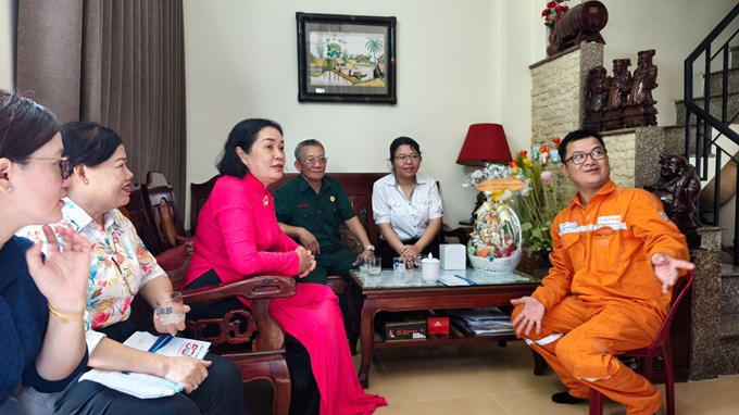 PHƯỜNG 11 QUẬN 3 TỔ CHỨC ĐOÀN THĂM, THẮP NHANG TRI ÂN CÁC CÁ NHÂN ĐÃ MẤT THAM GIA LỰC LƯỢNG TIẾP QUẢN CHÍNH QUYỀN NHỮNG NGÀY ĐẦU SAU GIẢI PHÓNG NHÂN DỊP LỄ KỶ NIỆM 50 NĂM NGÀY GIẢI PHÓNG MIỀN NAM, THỐNG NHẤT ĐẤT NƯỚC