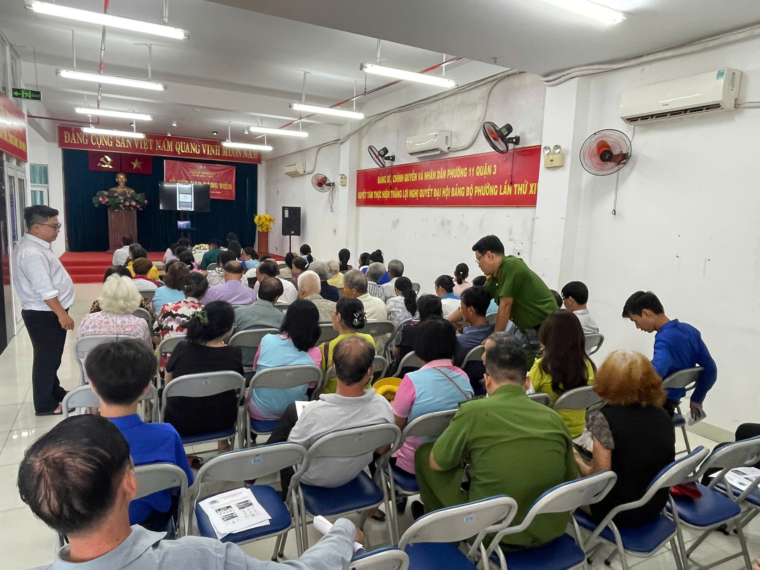 Phường 11: Hội nghị tổ chức lấy ý kiến Nhân dân đối với dự thảo sửa đổi, bổ sung Hiến pháp năm 2013 qua ứng dụng VneID