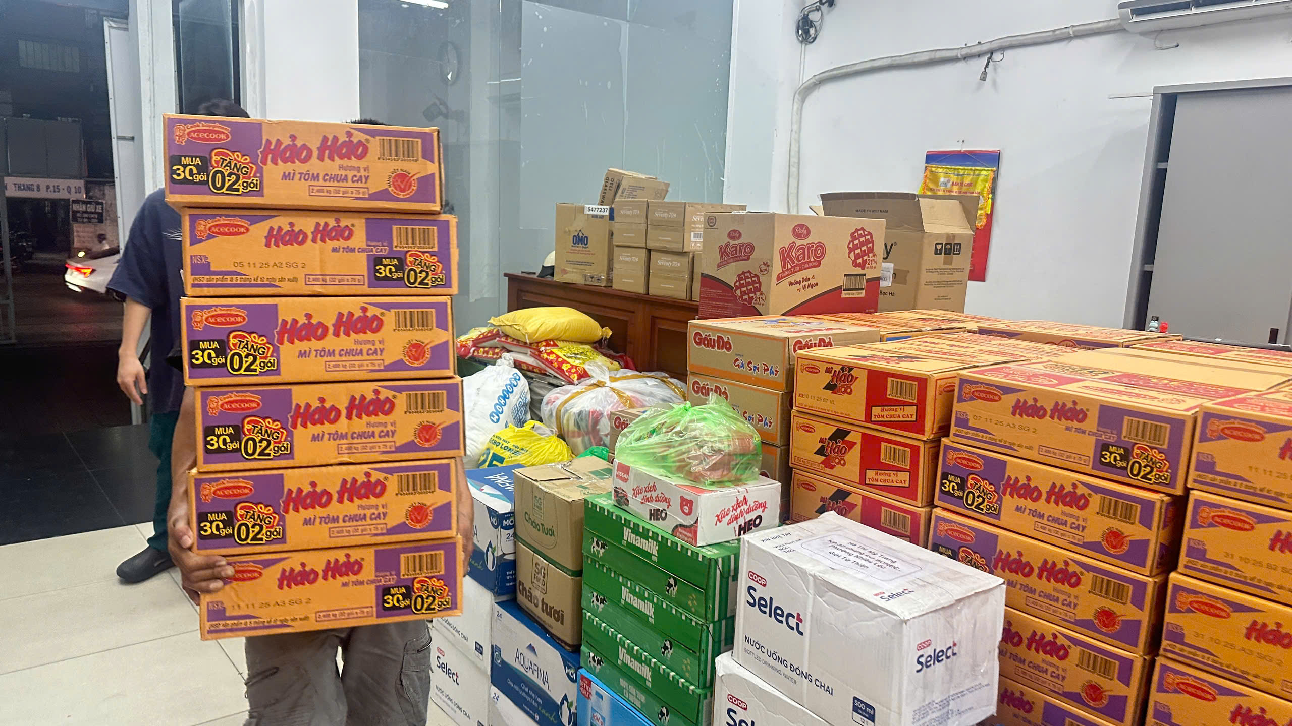  ỦY BAN MẶT TRẬN TỔ QUỐC VIỆT NAM PHƯỜNG NHIÊU LỘC TRIỂN KHAI TIẾP NHẬN HỖ TRỢ ĐỒNG BÀO VÙNG LŨ 